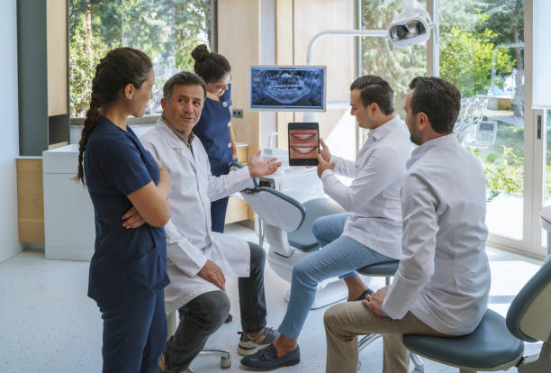 Image de dentistes collaborant dans un bureau